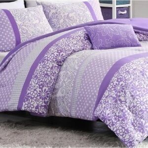 Beautiful reversible full/queen comforter with 2 shams like new!!